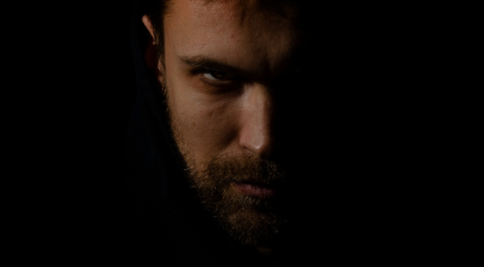 Prate svaki vaš korak, a ne podnose vas: 5 znakova da vas neko potajno mrzi!