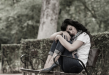 Pet toksičnih misli koje sabotiraju sreću žene – mnoge se svakodnevno bore s njima!