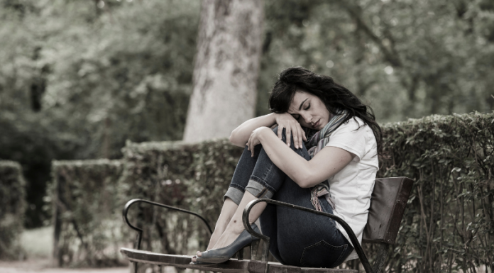 Pet toksičnih misli koje sabotiraju sreću žene – mnoge se svakodnevno bore s njima!