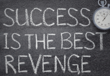 Kad te neko povredi, ostani smiren, nasmeši se i pusti vreme da uradi svoje – život sve vraća, jer karma nikada ne zaboravlja!